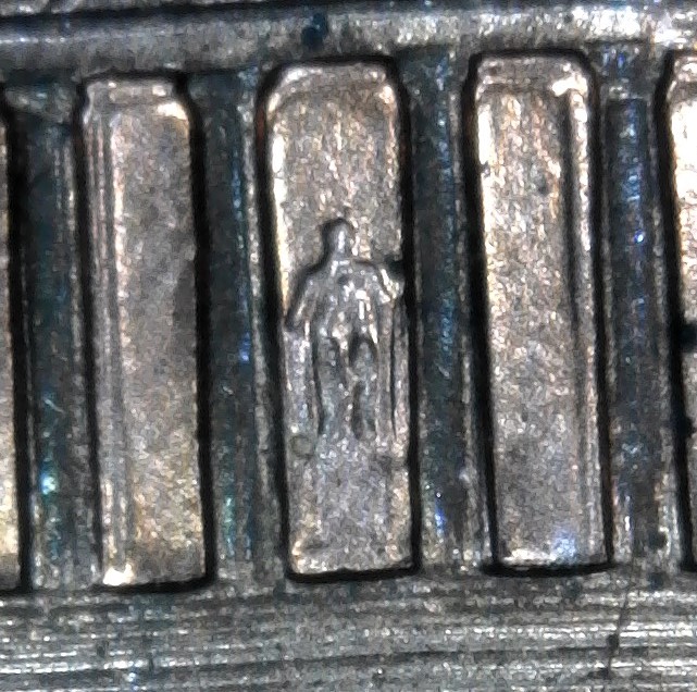 2004-P-Lincoln-Memorial-Cent-With-Nice-Thick-Column-Bar-DDR!-To-The-Right